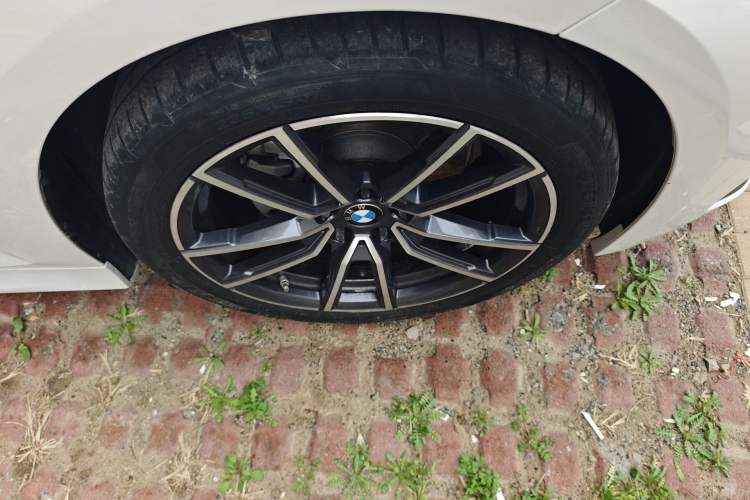 Used BMW 3 Series 2024 320i M Sport Package Right Front Wheel Hub