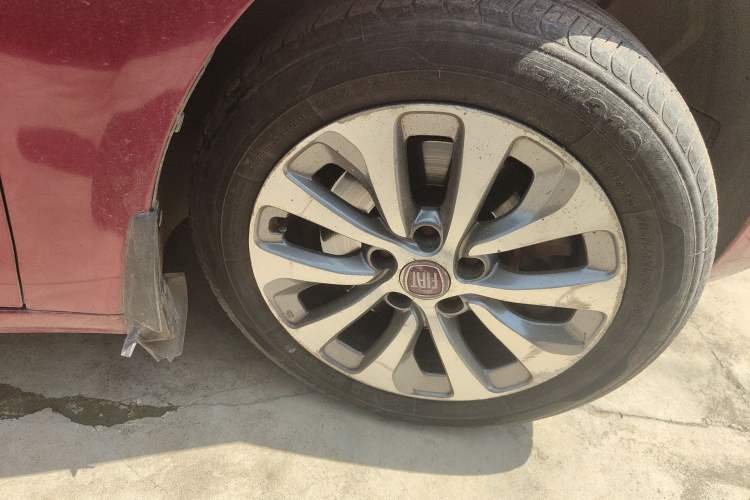 Used Fiat Viaggio 2012 1.4T Automatic Jingxiang Edition Right Front Wheel Hub