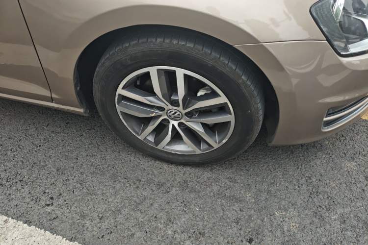 Used Volkswagen Golf 2016 230TSI Automatic Luxury Version Right Front Wheel Hub