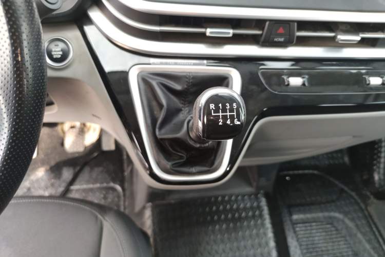 Used Iveco Fidato 2023 C30 Passenger Van 2.0T 93kW Manual Transmission Xingtu Edition Low Roof Gear Lever