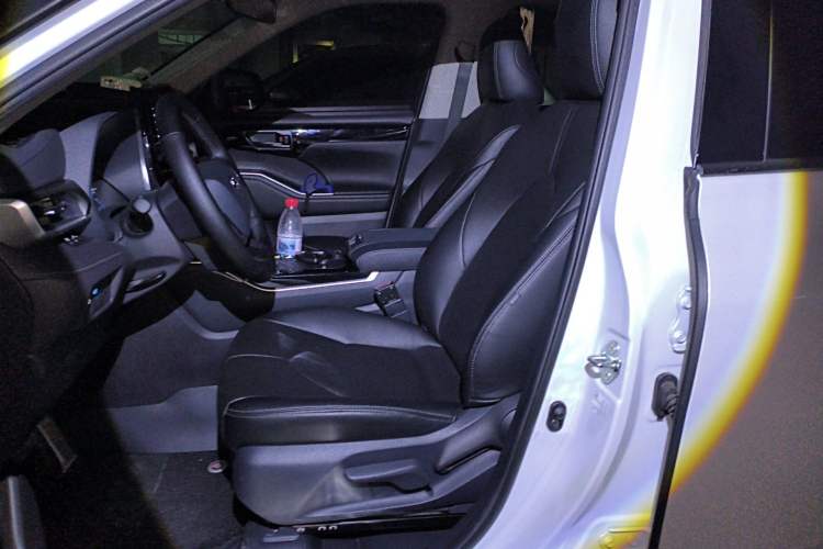 Used Toyota Highlander 2023 2.5L Smart Electric Hybrid Dual-Drive Elite Version 7 Seats Left Front Seat