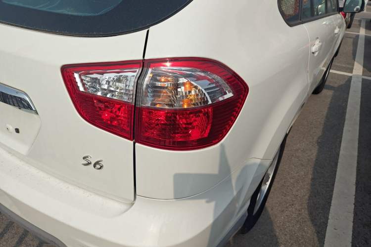 Used BYD S6 2014 2.0L Manual Luxury 5-Seater
