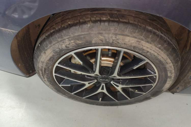 Used BYD Seal 2023 DM-i 1.5T 121km Flagship Model Right Rear Wheel Hub