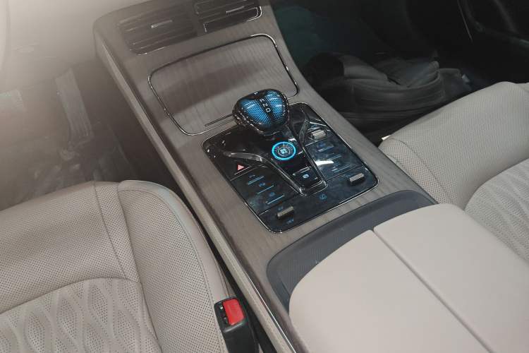 Used BYD Han 2025 DM-i Intelligent Driving Edition 125KM LiDAR Flagship Model Gear Lever