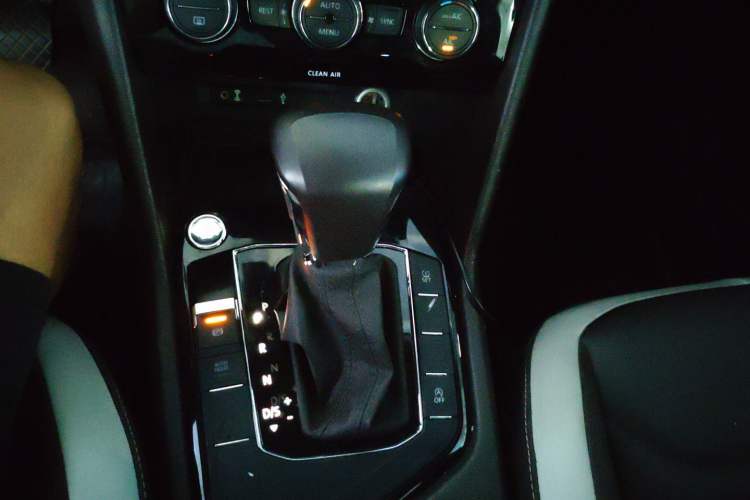 Used Volkswagen Tiguan L 2017 330TSI Automatic Two-Wheel Drive Luxury Edition Gear Lever