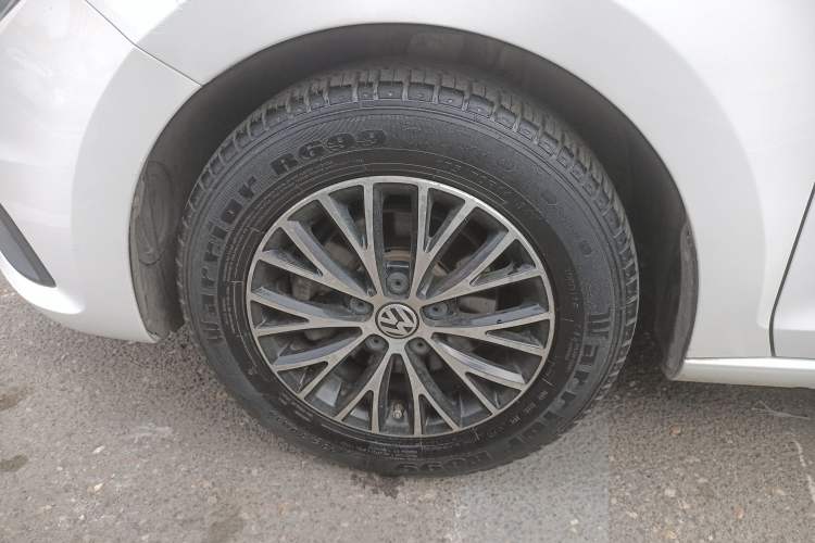 Used Volkswagen Santana 2016 1.6L Manual Fashion Edition Exterior 4