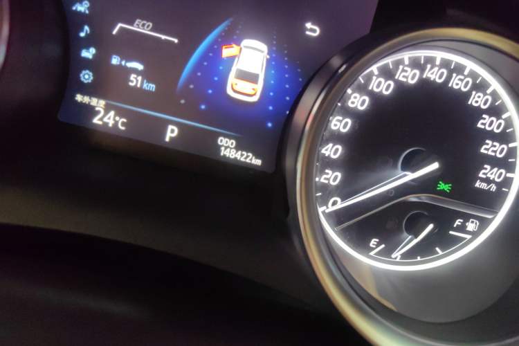 Used Toyota Camry 2018 2.0G Luxury Edition Odometer Close Up