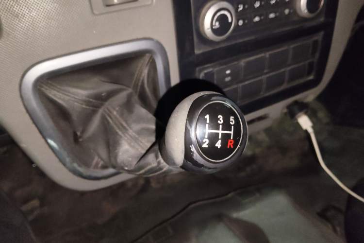 Used Foton Scenic G7 2017 2.0L Long-Wheelbase Commercial Van High Roof 2 Seats 4Q20M
