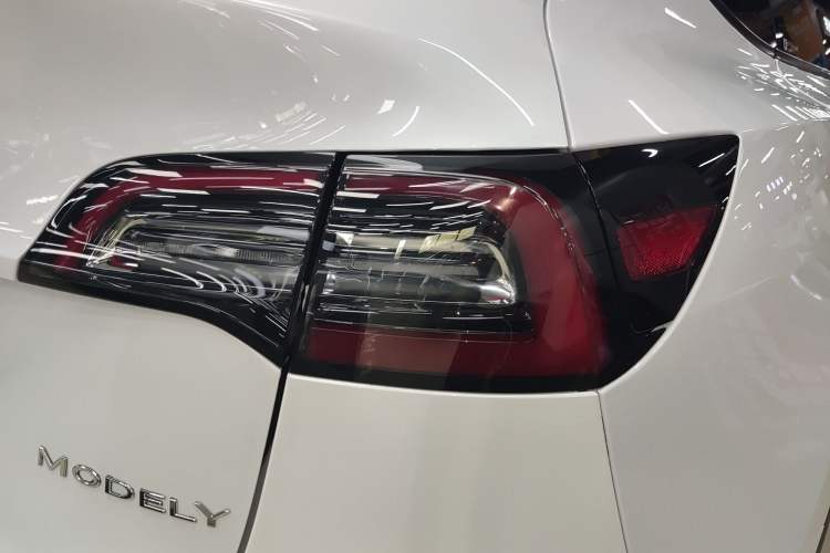 Used Tesla Model Y 2021 Long-Range All-Wheel-Drive Version 3D7 Exterior 3