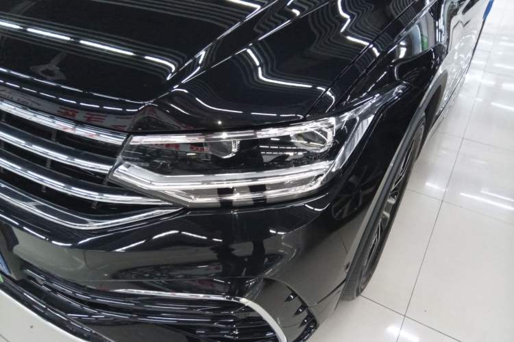 Used Volkswagen Tiguan L 2025 Model Outstanding Version 330TSI Automatic Two-Wheel Drive R-Line Longyao Edition
