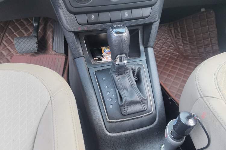 Used Skoda Yeti 2014 1.4TSI DSG Vibrant Edition Gear Lever