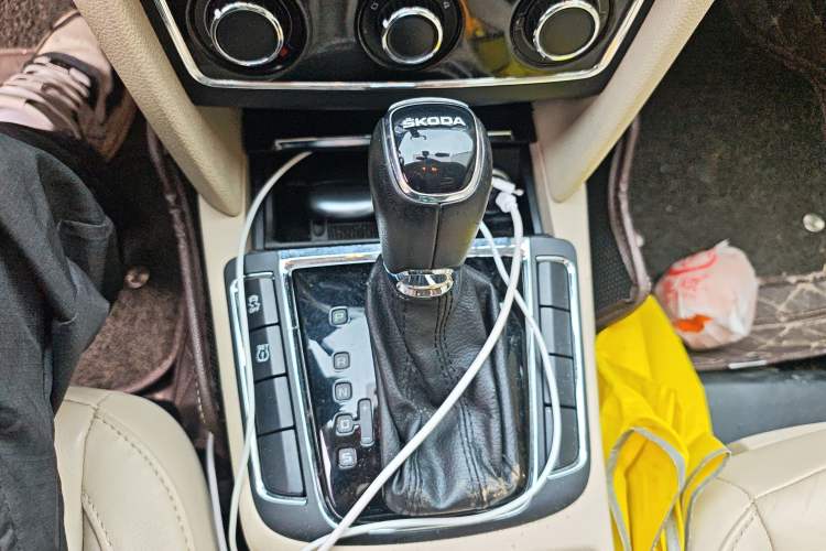 Used Skoda Superb 2013 1.8TSI Automatic MingShi Edition Gear Lever