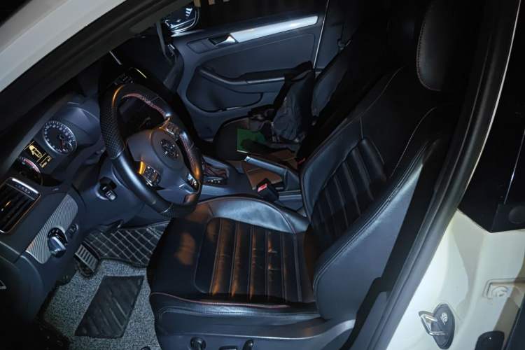 Used Volkswagen Sagitar 2013 2.0 TSI GLI Left Front Seat