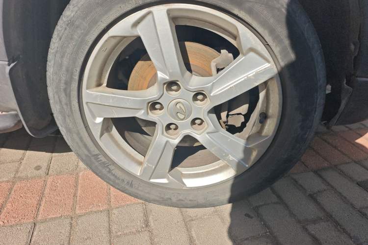 Used Bestune X80 2013 2.0L automatic comfort version Right Front Wheel Hub