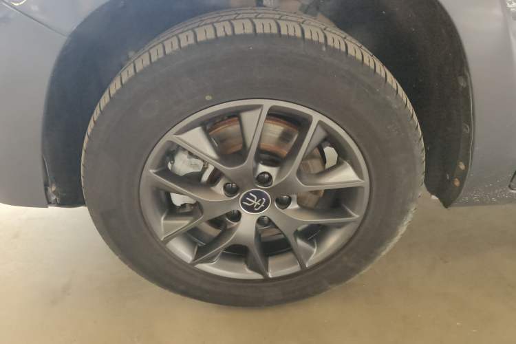 Used BYD Song 2021 Classic Edition 1.5T Automatic Elite Model Left Front Wheel Hub