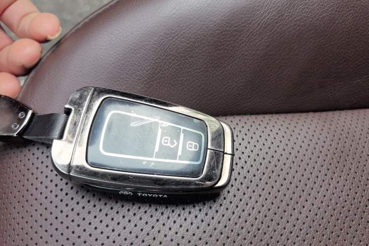 Used Toyota Prado 2019 3.5L Automatic TX-L Deluxe Edition with Rear-Mounted Spare Tire Vehicle Key