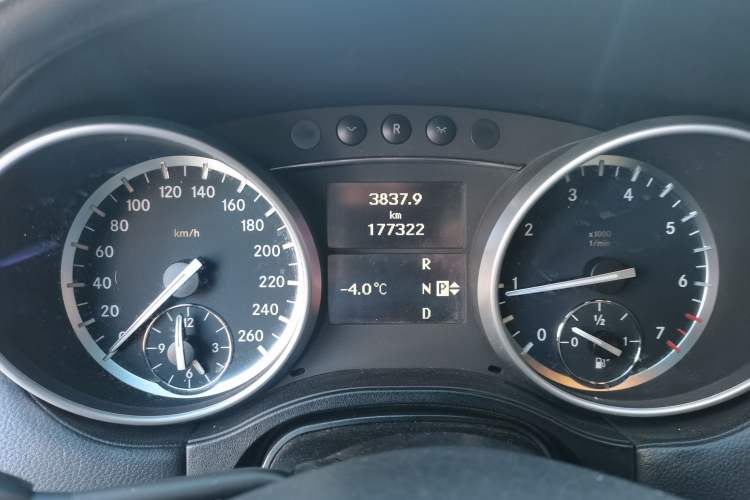 Used Mercedes-Benz M-Class 2010 ML 350 4MATIC Luxury Model Odometer Close Up