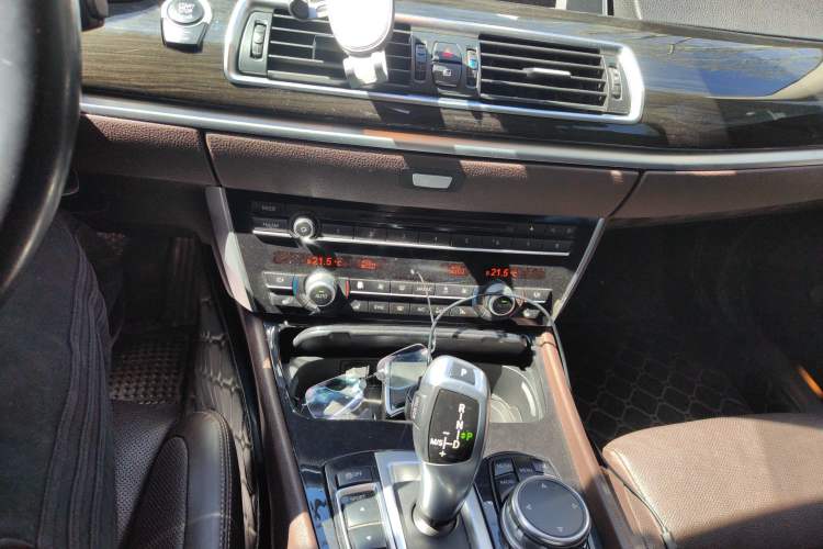 Used BMW 5 Series GT 2015 528i Luxury Edition Audio And AC Panel