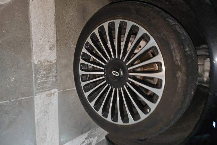 Used Hima AITO M9 2024 Range-Extended Max Edition 42 kWh 6-Seater Version Right Front Wheel Hub