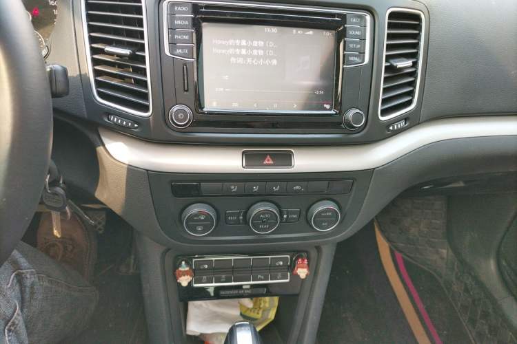 Used Volkswagen Sharan 2016 380TSI Comfort Edition 7-Seater Audio And AC Panel