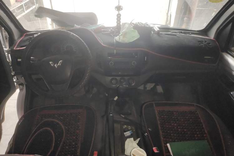 Used Wuling Rongguang New Truck 2019 1.5L Double-Cab L3C Center Console