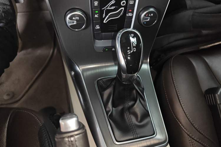 Used Volvo V40 2015 1.6T Zhiyi Edition
