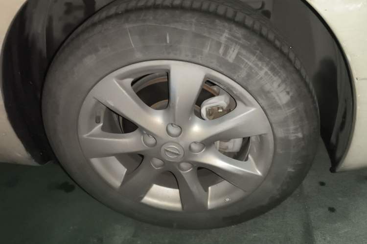 Used Nissan Tiida 2014 1.6L CVT Cool Cafe Edition Right Front Wheel Hub
