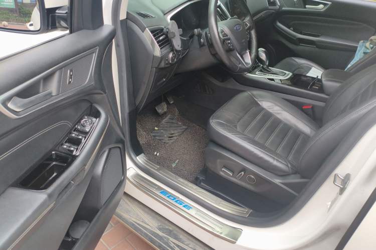 Used Ford Edge 2015 2.0T GTDi Two-Wheel-Drive High-Line Version Interior 3