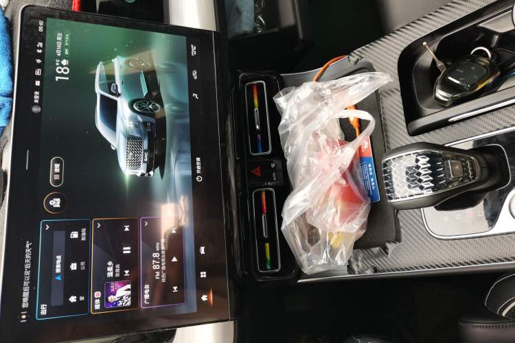 Used GAC Trumpchi GS8 2022 Linghang Series 2.0 TGDI Two-Wheel-Drive Luxury Smart Connectivity Version (7 Seats) Audio And AC Panel