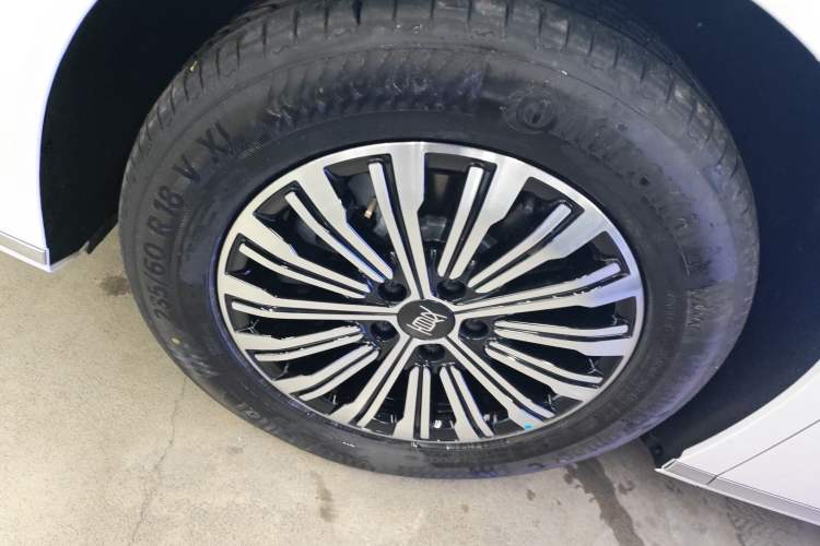 Used BYD Xia 2025 DM-i 1.5T 180km Excellence Model Left Front Wheel Hub