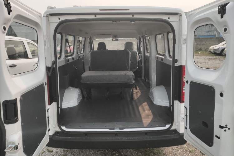 Used Wuling Yangguang 2024 300KM Comfort Version Passenger Van 75kW
