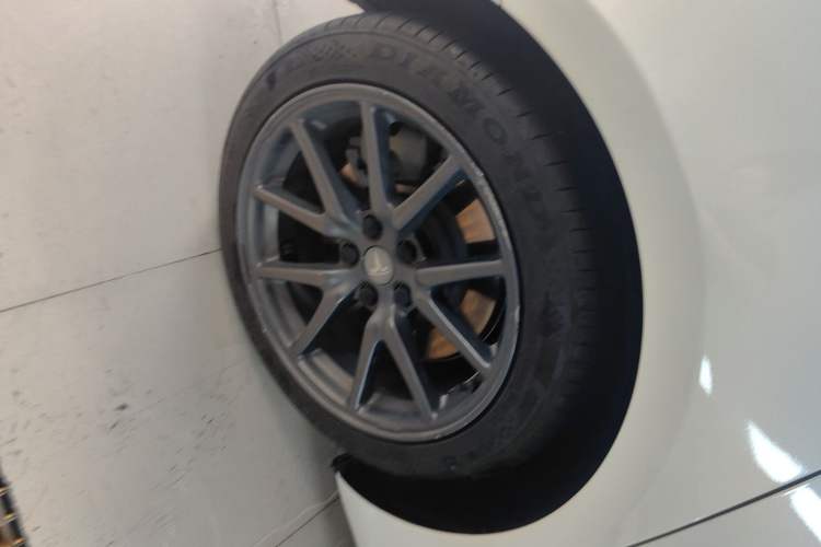 Used Tesla Model 3 2020 Revised Version Standard Range Rear-Wheel Drive – Upgraded Edition Right Rear Wheel Hub