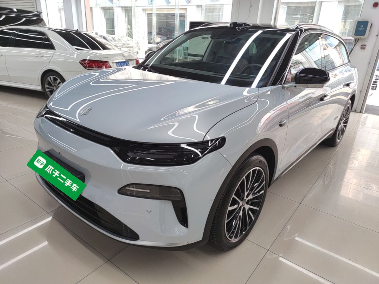 Unter der Vorderseite des Autos