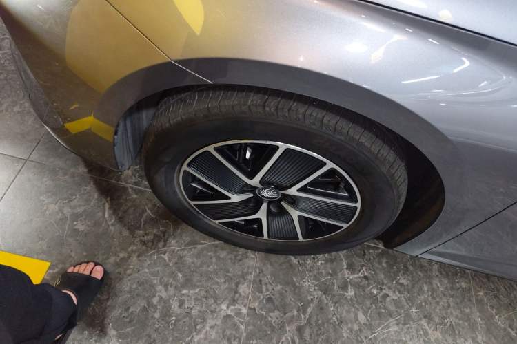 Used BYD Qin L 2024 DM-i 120KM Beyond Model Left Front Wheel Hub