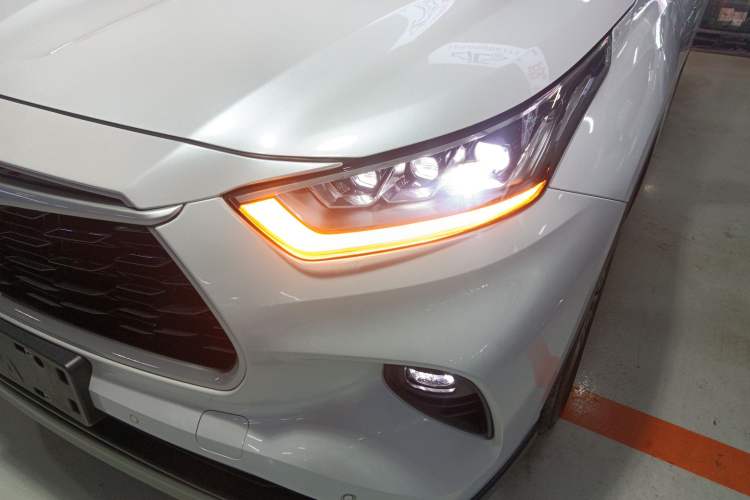 Used Toyota Highlander 2022 Dual-Engine 2.5L Four-Wheel Drive Prestige Version 7 Seats
