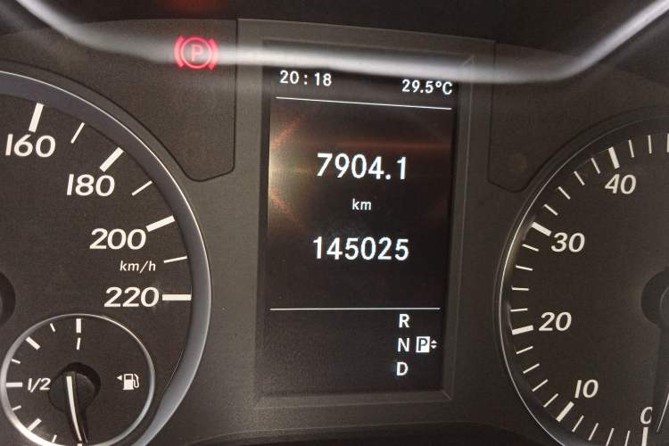 Used Mercedes-Benz Vito 2016 2.0T Elite Edition Odometer Close Up