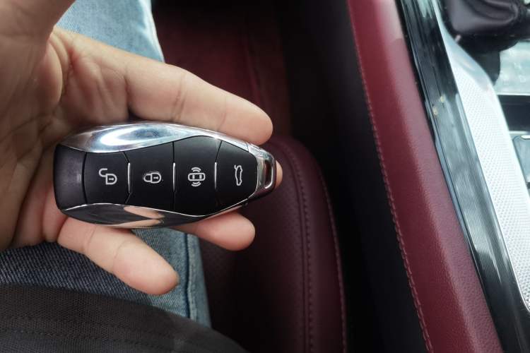 Used Hongqi H5 2024 2.0T Automatic Smart Connect Flagship Edition Vehicle Key