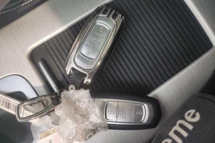 Used Geely Auto Emgrand X7 Sport 2020 1.8TD DCT Two-Wheel Drive Smart Connect 4G-Enabled Version
