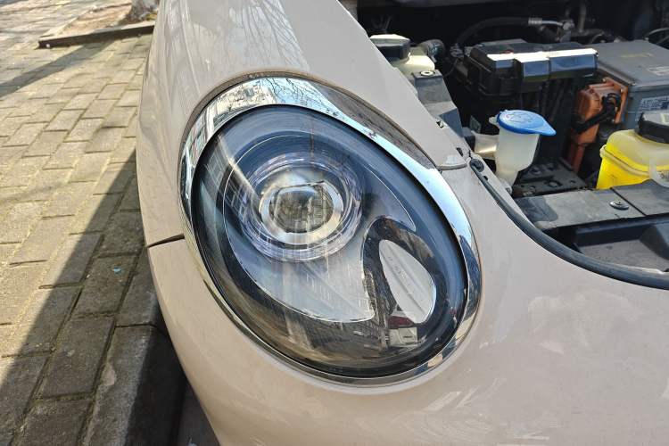 Used ORA Good Cat 2023 401 km Standard Range Premium Version Lithium Iron Phosphate Right Front Headlight