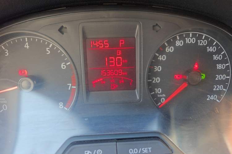 Used Volkswagen Jetta 2015 Value Edition 1.6L Automatic Comfort Version Odometer Close Up