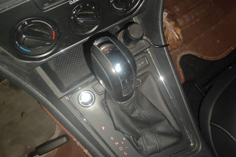 Used Volkswagen Lavida 2017 1.6L Automatic Comfort Edition Gear Lever