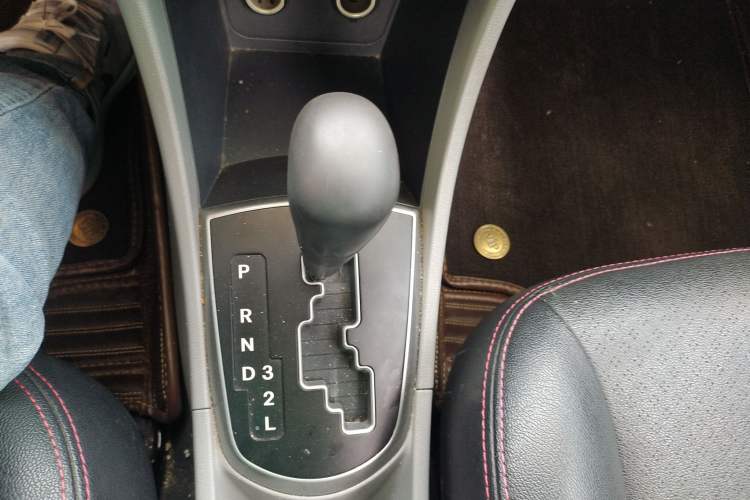 Used Hyundai Verna (older generation) 2014 1.4L Automatic Smart GLS Gear Lever