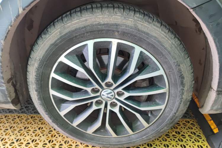 Used Volkswagen Cross Lavida 2014 1.6L Automatic Right Front Wheel Hub