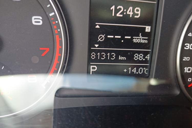 Used Audi Q3 2015 30 TFSI Comfort Model Odometer Close Up