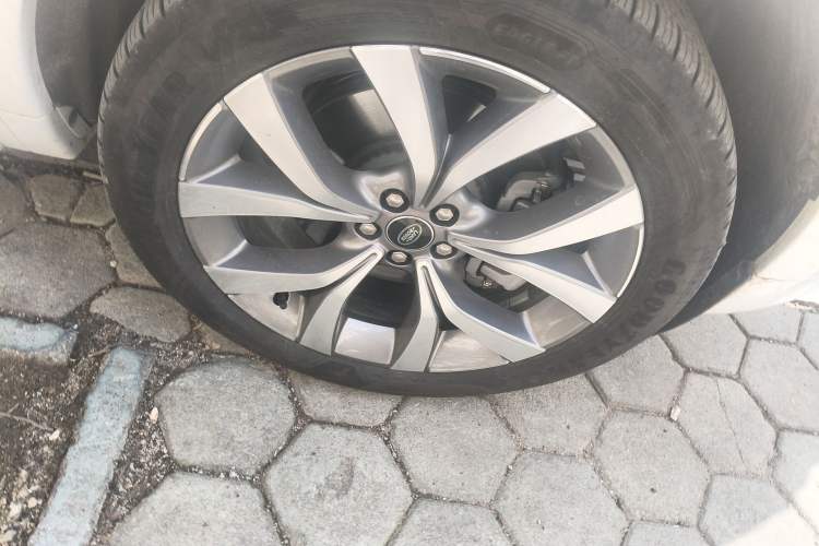 Used Land Rover Discovery Sport 2025 249 PS Performance Tech Edition Right Front Wheel Hub