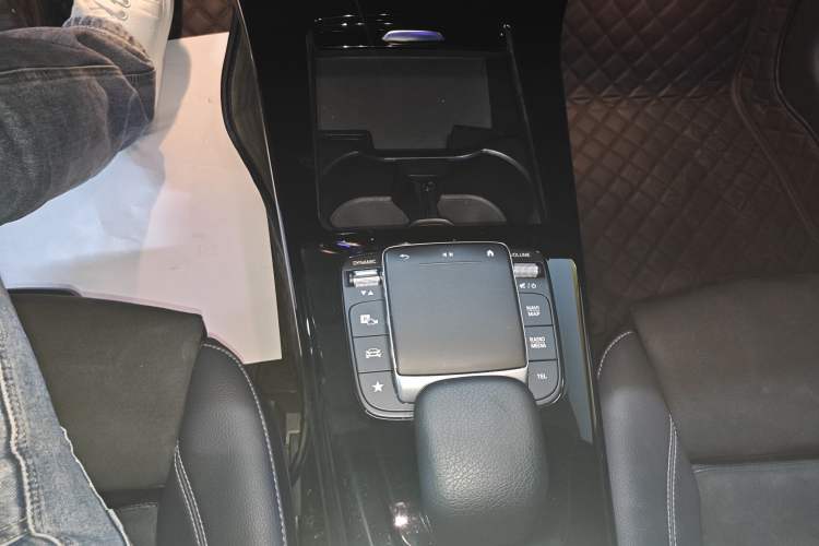 Used Mercedes-Benz A-Class 2022 Revised Version A 200 L Sport Sedan Fashionable Style