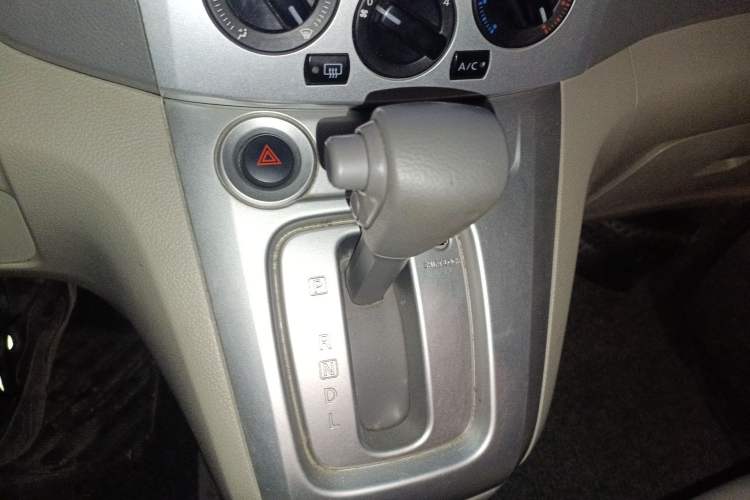 Used Nissan NV200 2016 Revised Version 1.6L CVT Luxury Edition Gear Lever