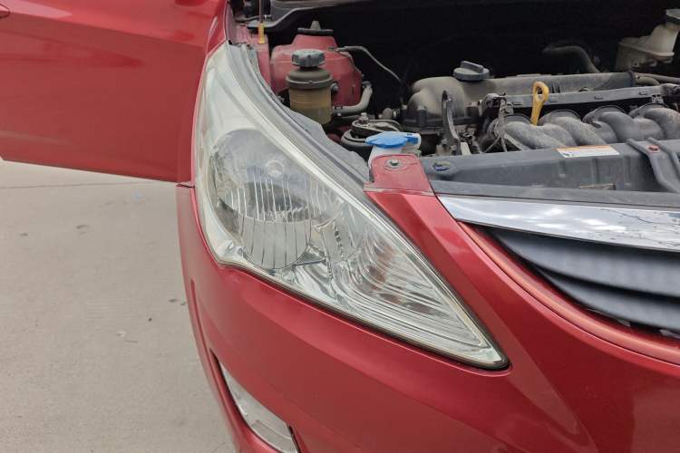 Used Hyundai Verna (older generation) 2010 Sedan 1.4L Automatic Fashionable GT Model Right Front Headlight