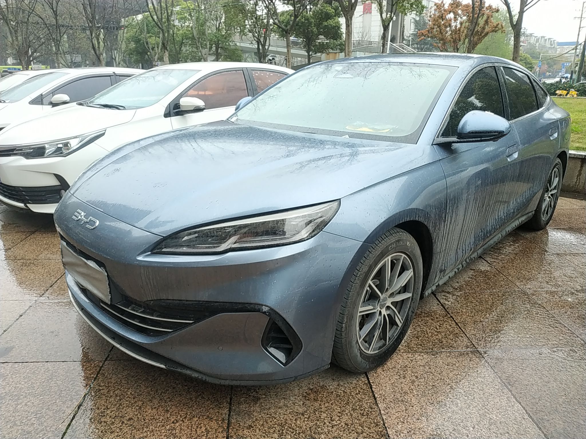 Под передней частью автомобиля