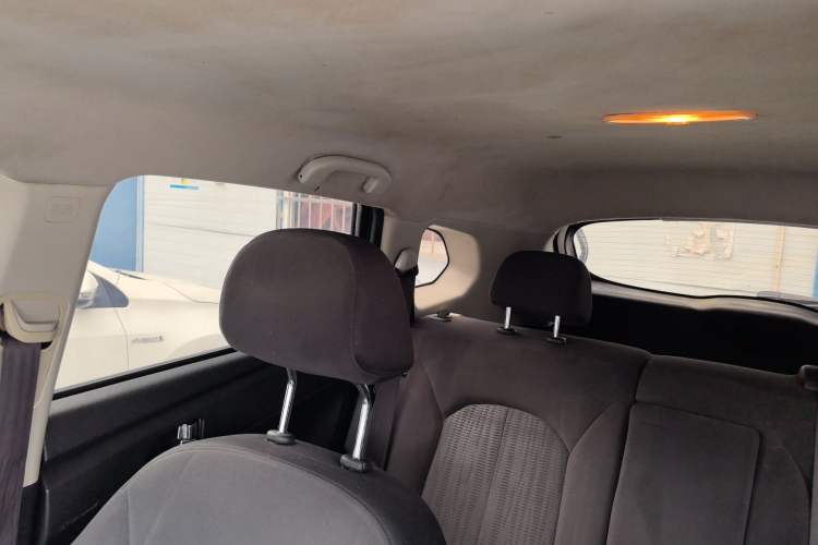 Used Venucia T70 2015 2.0L CVT Smart Choice Edition
